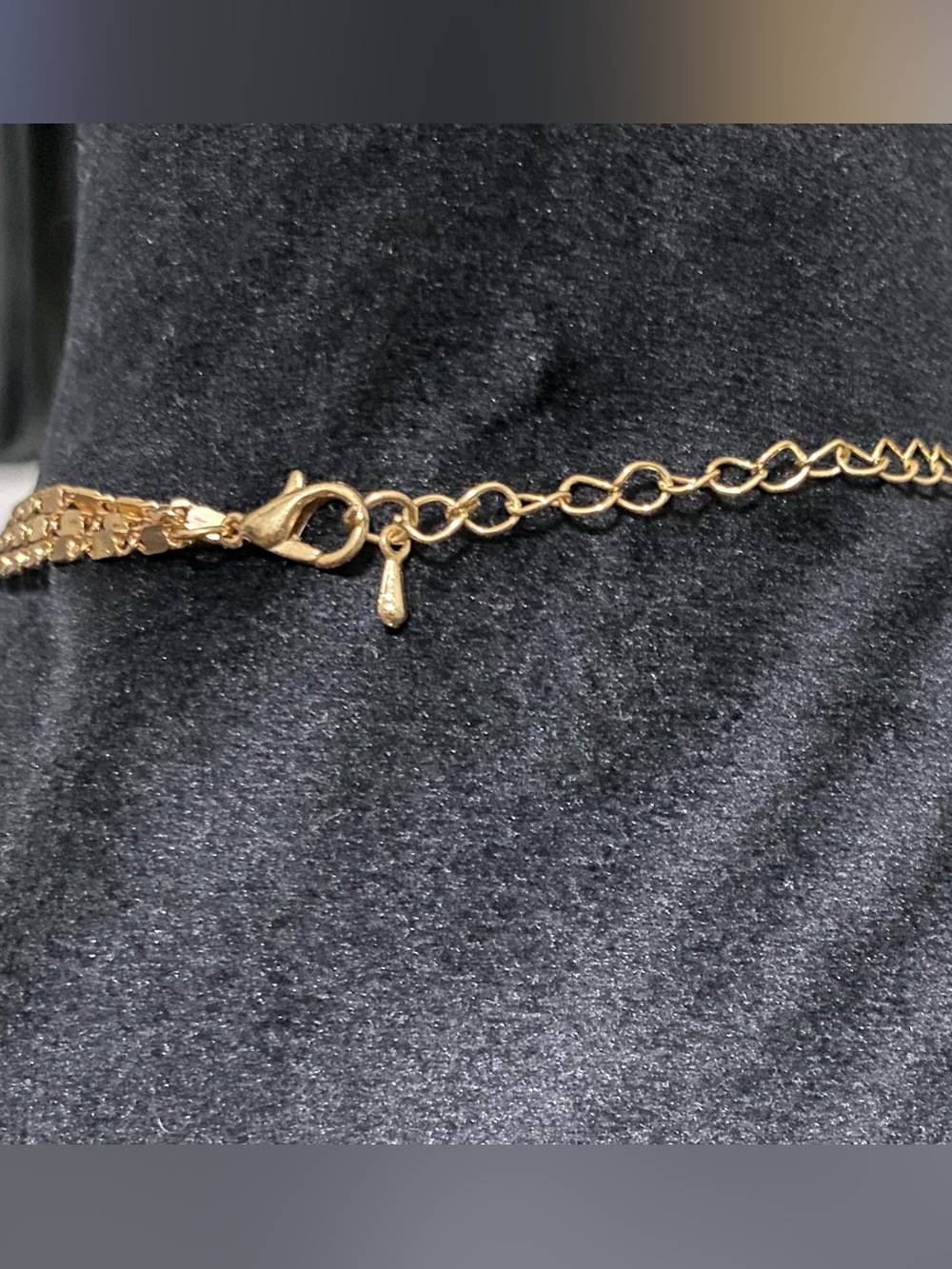 Gold Tone NWOT Triple Heart Layered Necklace - Picture 2 of 2